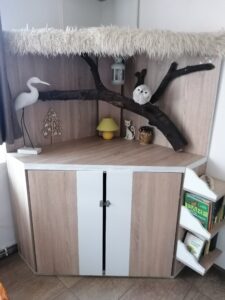 Atypická skřín na televizi