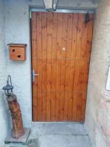 Vstupní vrátka do dvora, úložný box na klíče a svítilna