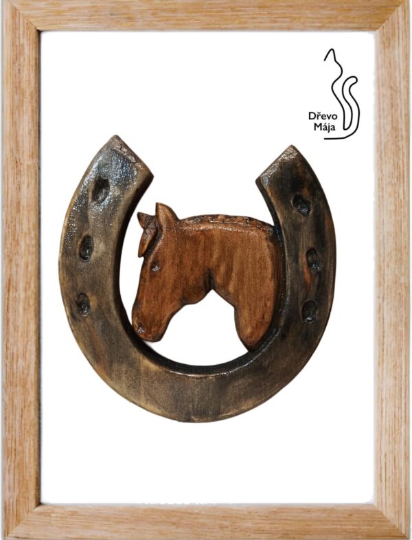 Dřevěná podkova s koněm