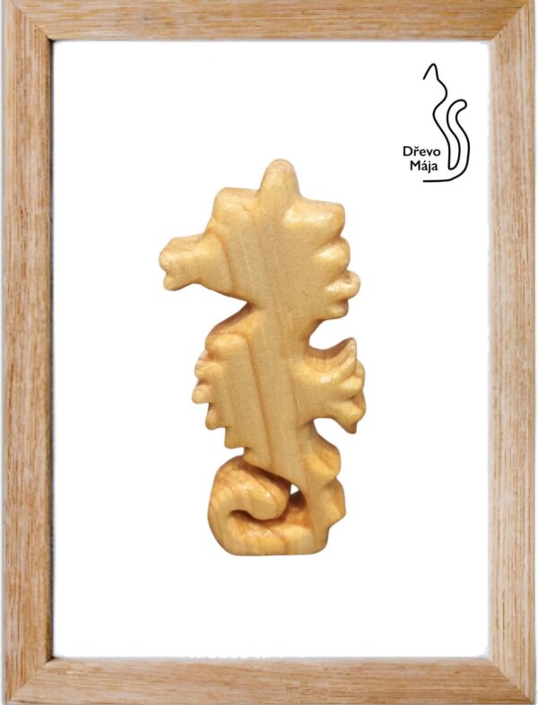 Vyřezávaný mořský koník ze smrku