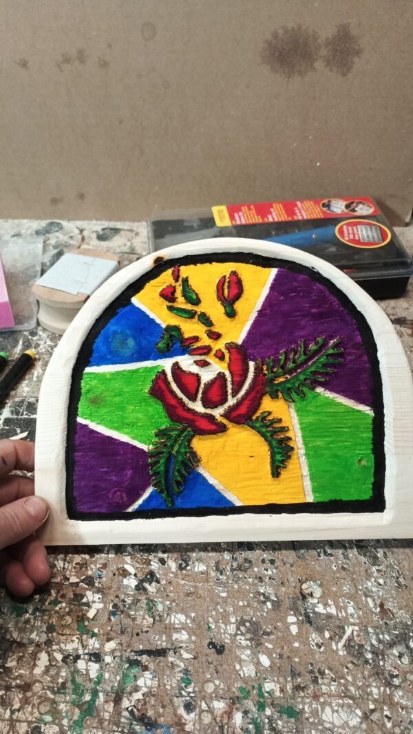 Barevná dřevěná růže – kousek vitrážového kouzla